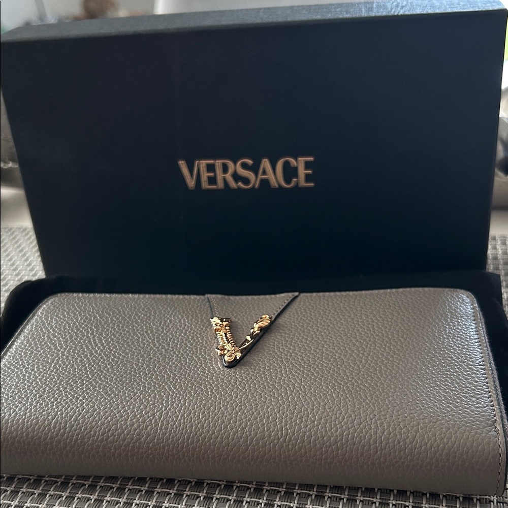 Versace Long Gray/Taupe Virtus Leather Wallet wGold V Charm zipper around NEW
